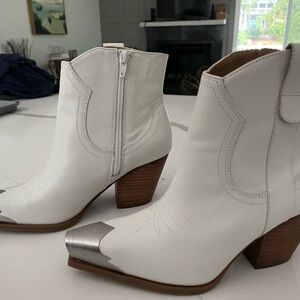 Adorable never been worn ankle cowboy boots!